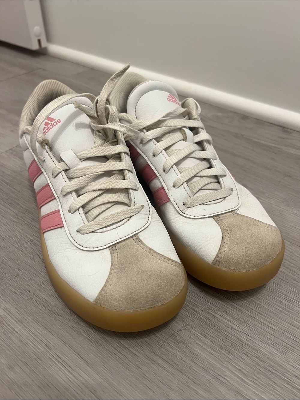adidas big girls 4.5 Classic White & Pink Leather Sneakers gum soles